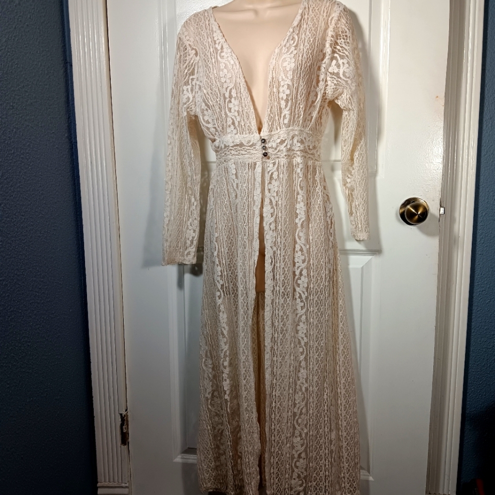 SzL Cleo full length lace cover over. Nice